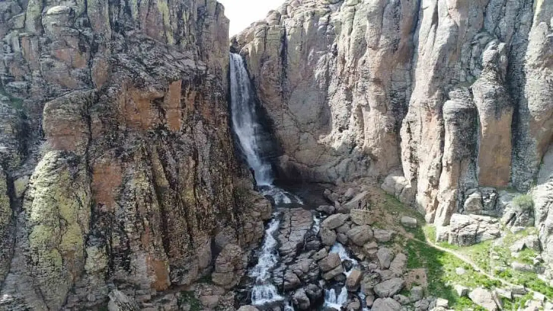 Kar ve yağmur sularıyla coşan Çır Şelalesi dron ile görüntülendi