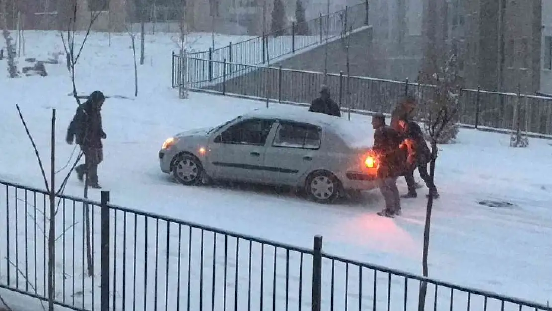 Etkili olan kar yağışı sürücülere zor anlar yaşattı