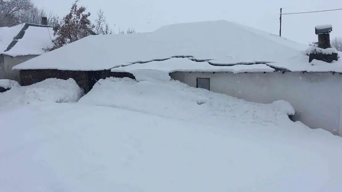 Karlıova'da  ev ve ahırlar kar altında kaldı