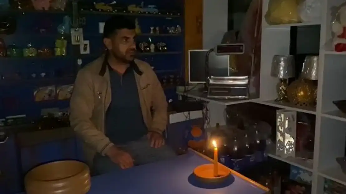 Karlıova'da elektrikler gidince esnaf mum ışığında iş yapmaya çalıştı