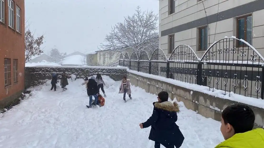 Karlıova'da kar vatandaşa çile, çocuklara eğlence oldu