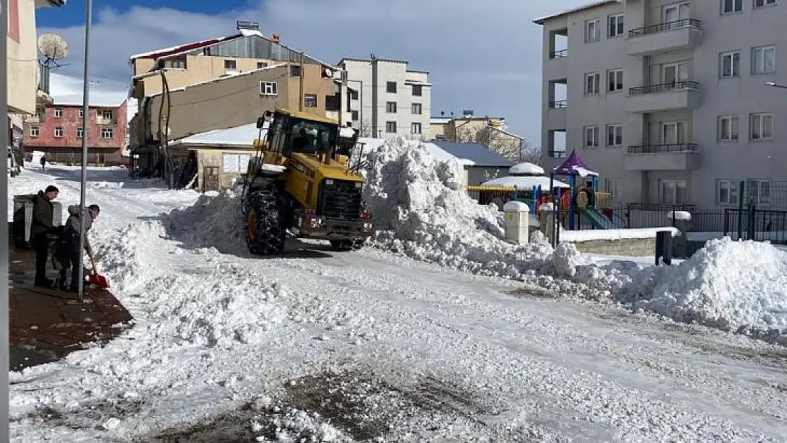 Karlıova'da kar yağdı, belediyenin karla mücadelesi de başladı