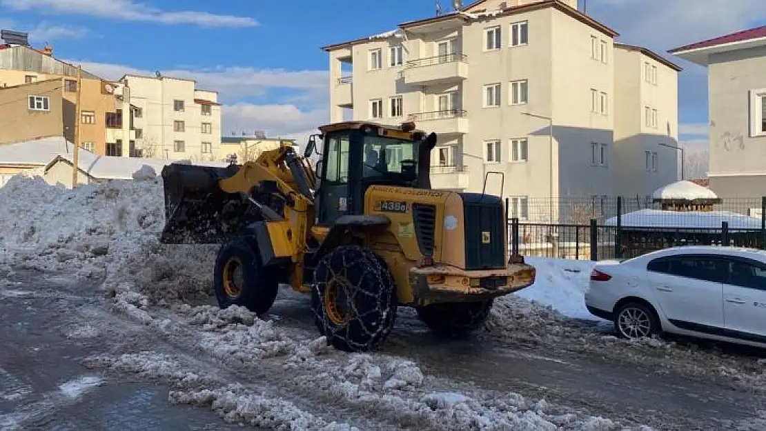 Karlıova'da karlar kamyonlarla ilçe dışına taşınıyor