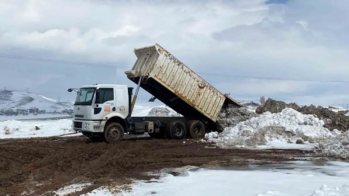 Karlıova'da yağan kar, kamyonlarla ilçe dışına taşınıyor