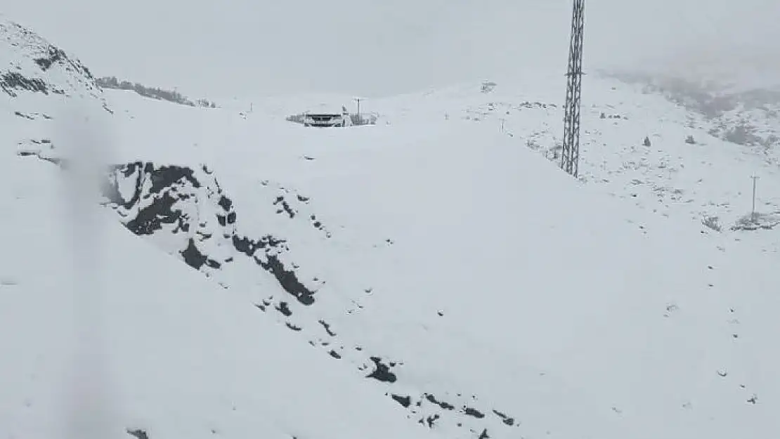 Karlıova'nın yüksek kesimleri beyaza büründü