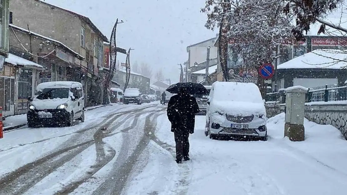 Karlıova'ya kış geri geldi, kar kalınlığı 15 santimi aştı