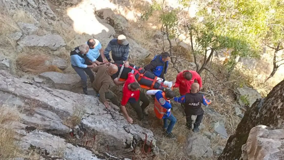 Kayadan düşerek yaralandı, ambulans helikopterle hastaneye kaldırıldı