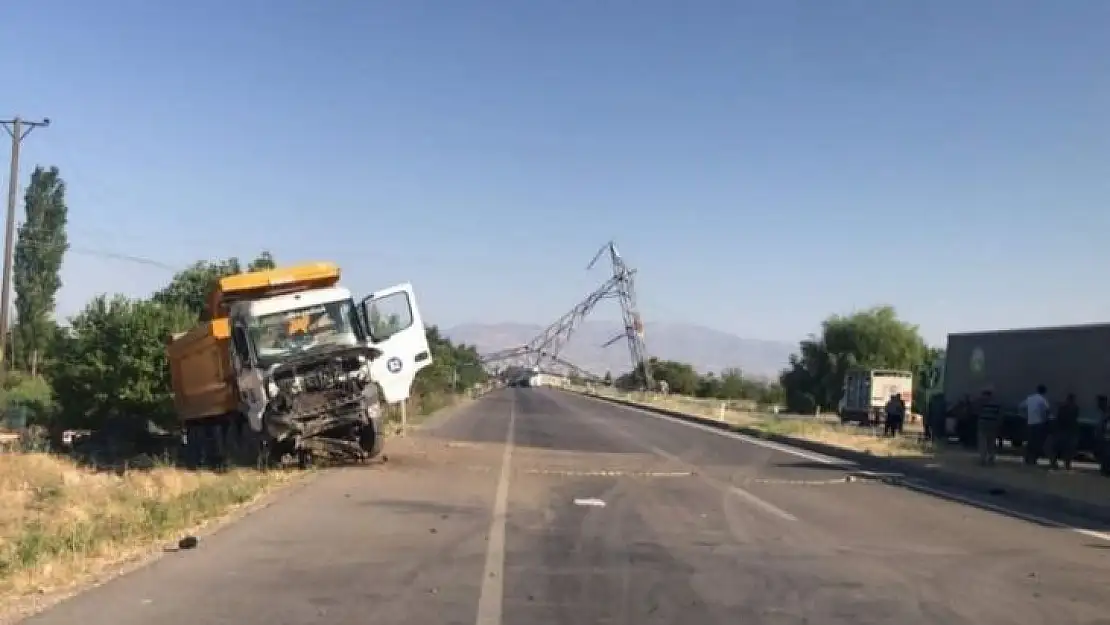 Kaza sonrası yola devrilen yüksek gerilim hattı direği trafiği kilitledi