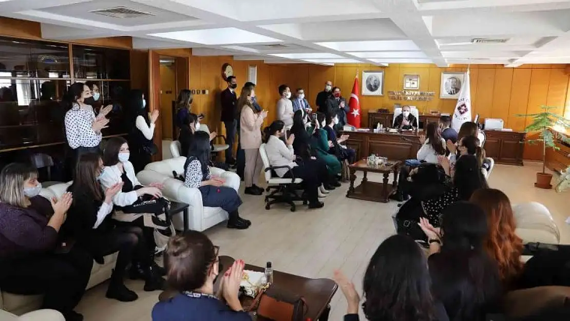 Kazakistanlı öğrencilerden Rektör Göktaş ile bir araya geldi