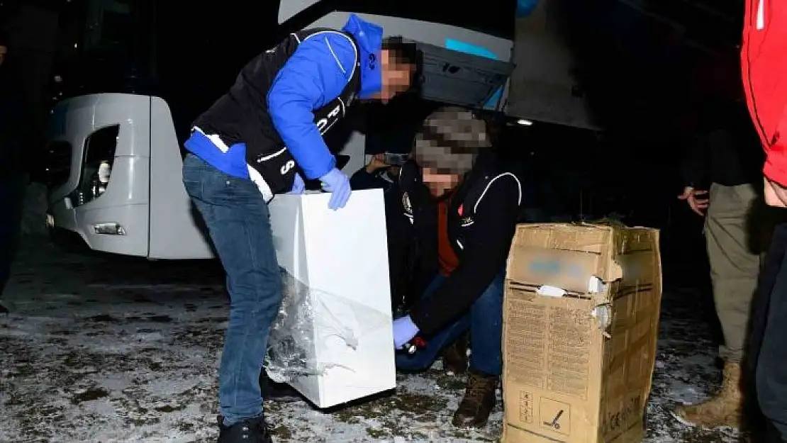 Kombi kasalarına zulalanmış 21 kilo uyuşturucu ele geçirildi