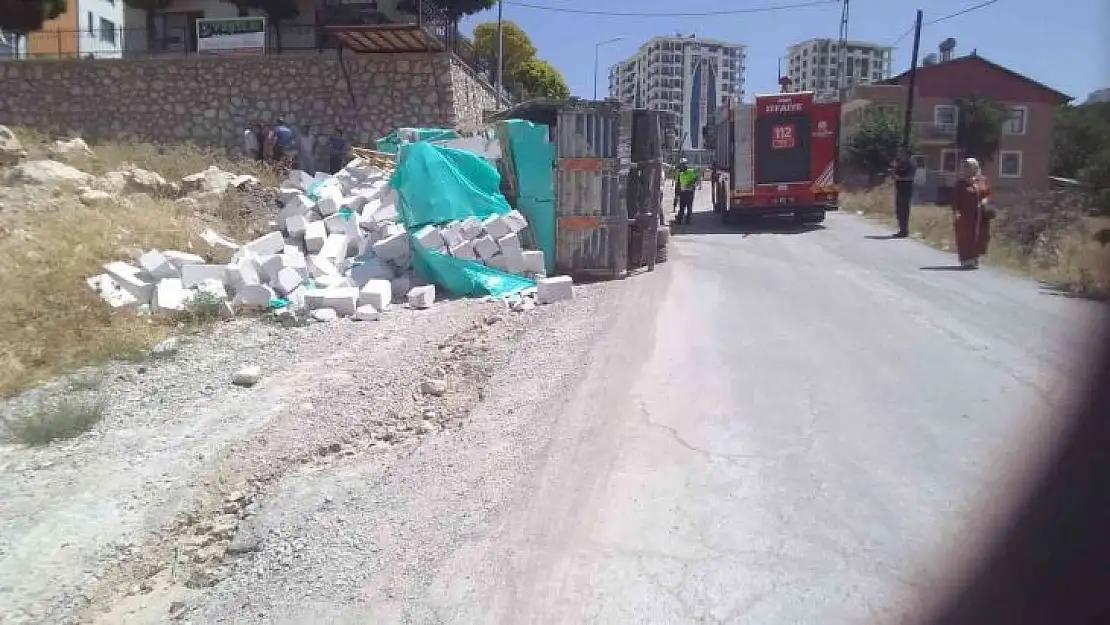 Kontrolden çıkan beton yüklü kamyon devrildi