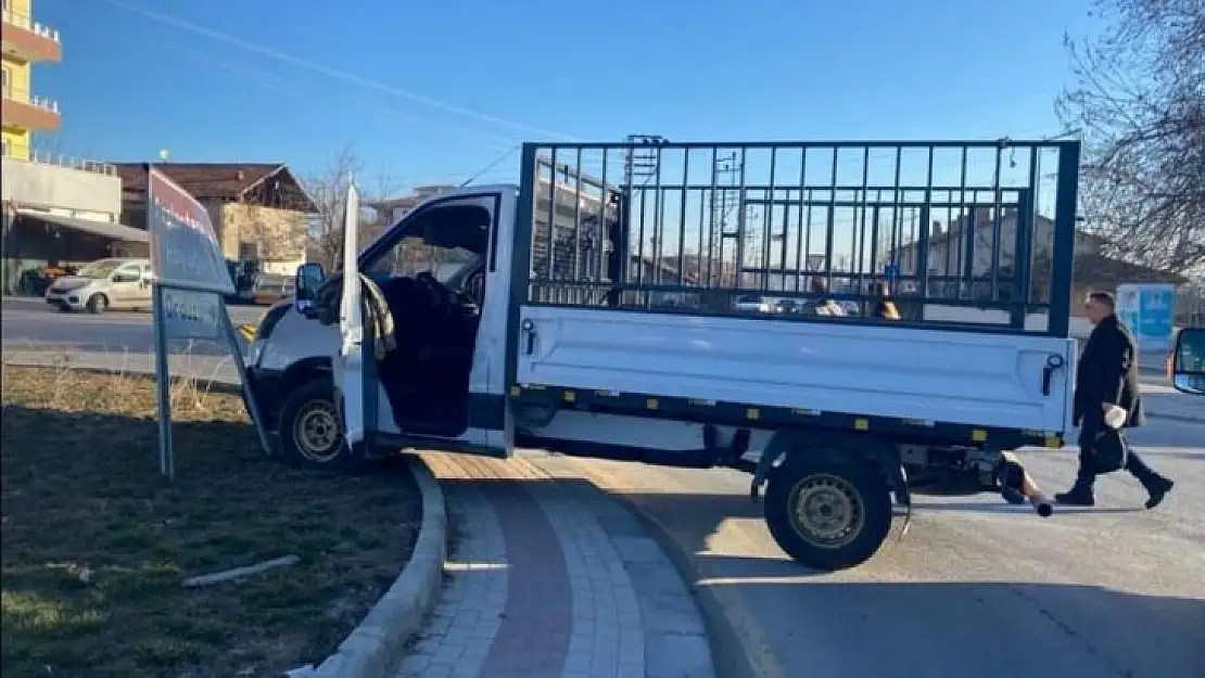 Kontrolden çıkan kamyonet kaldırıma çıktı: 1 yaralı
