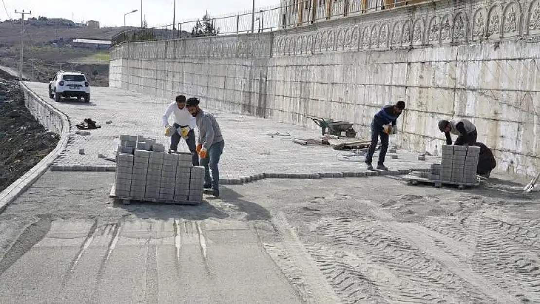 Kulp'un yeni asri mezarlık yolunda parke taşı döşeme çalışmaları tamamlandı