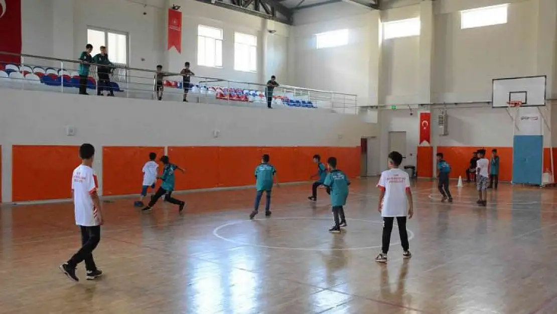 Kur'an kursu öğrencilerine  futsal etkinliği