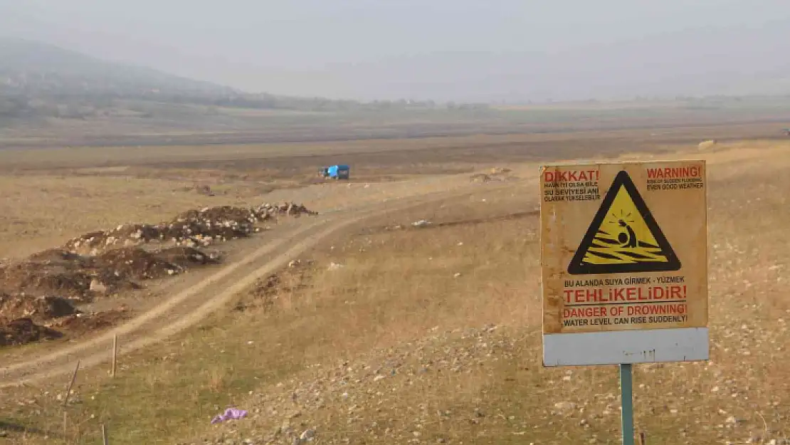 Kuraklığın en net fotoğrafı: 'Suya girmek yasaktır' yazısı var, su yok