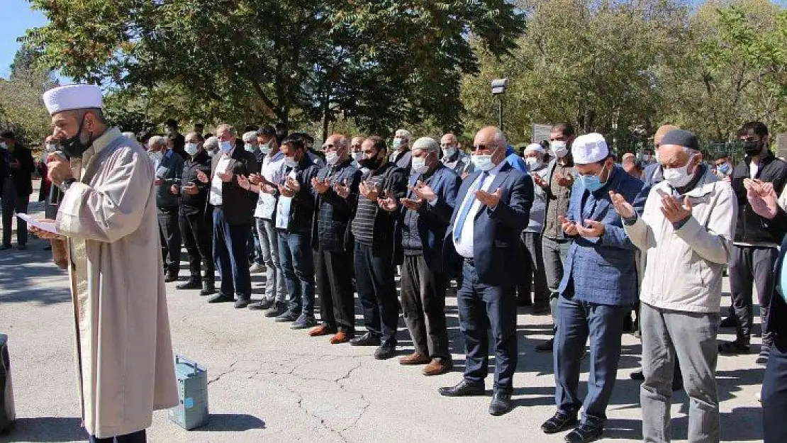 Kuraklığın etkisini gösterdiği Elazığ'da vatandaşlar yağmur duasına çıktı