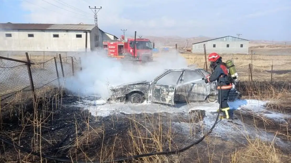 Kurumuş ot yangını otomobile sıçradı, araç küle döndü