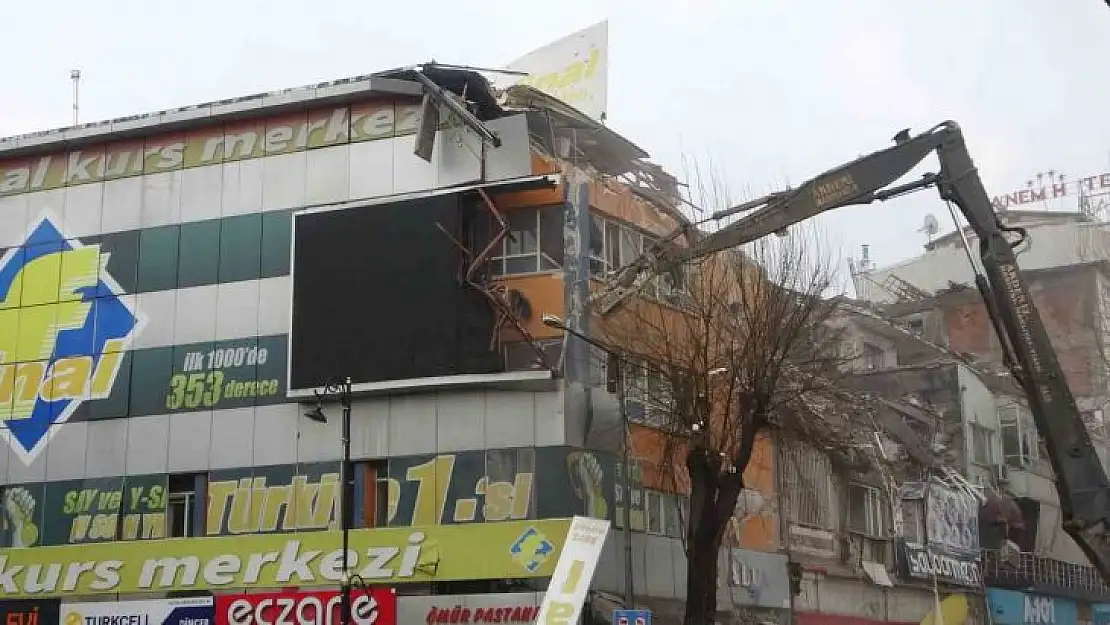 Malatya'da ağır hasarlı binaların yıkımı sürüyor