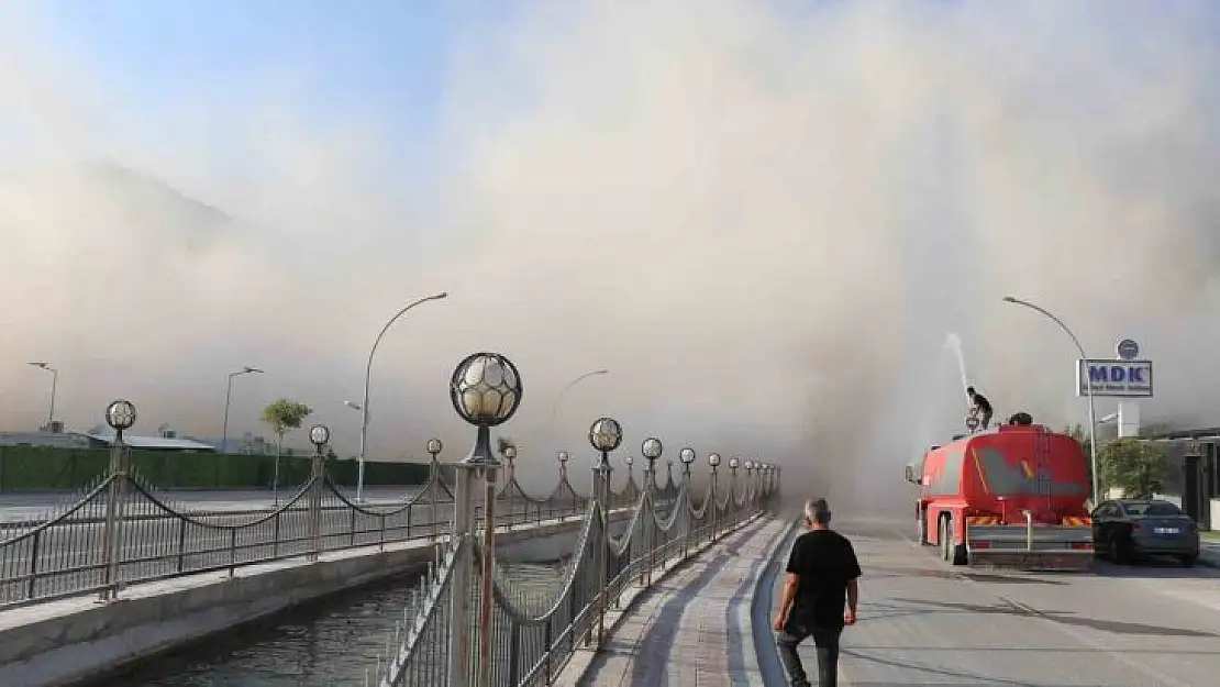 Malatya'da ağır hasarlı yüksek katlı binaların patlayıcı ile yıkımları sürüyor