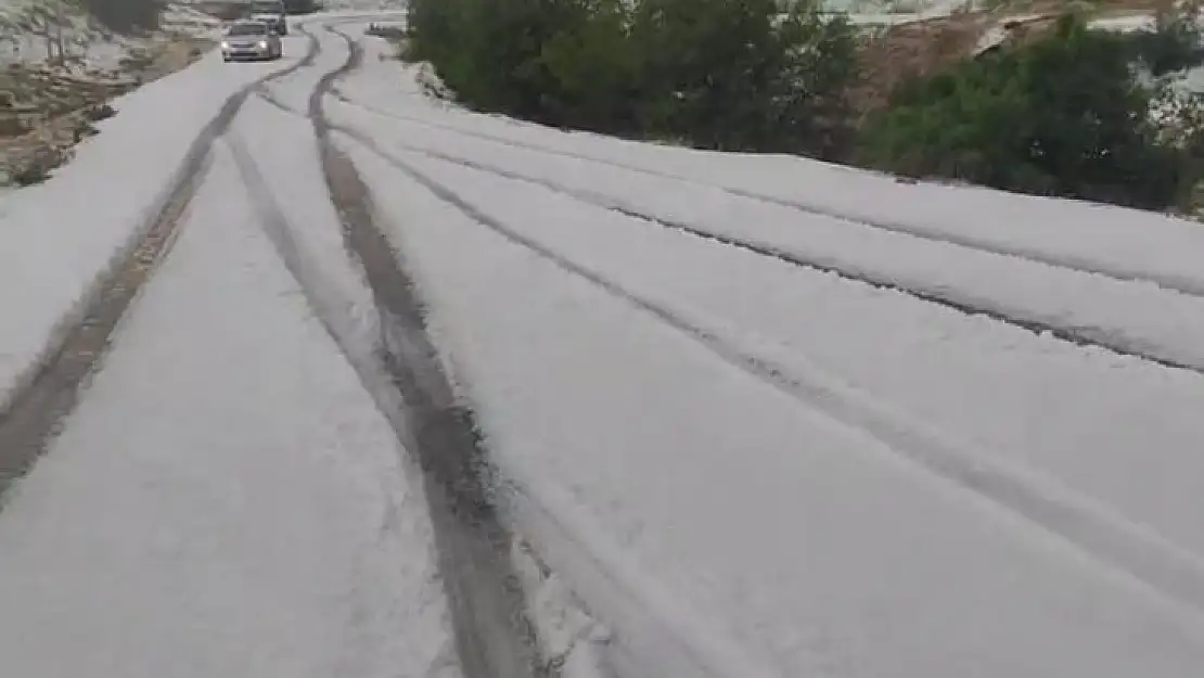 Malatya'da dolu yolları kapattı, çok sayıda araç yolda kaldı