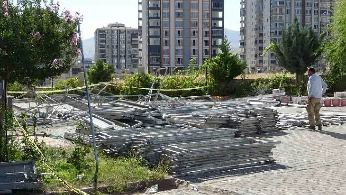 Malatya'da inşaat iskelesi çöktü: 3 işçi ağır yaralandı