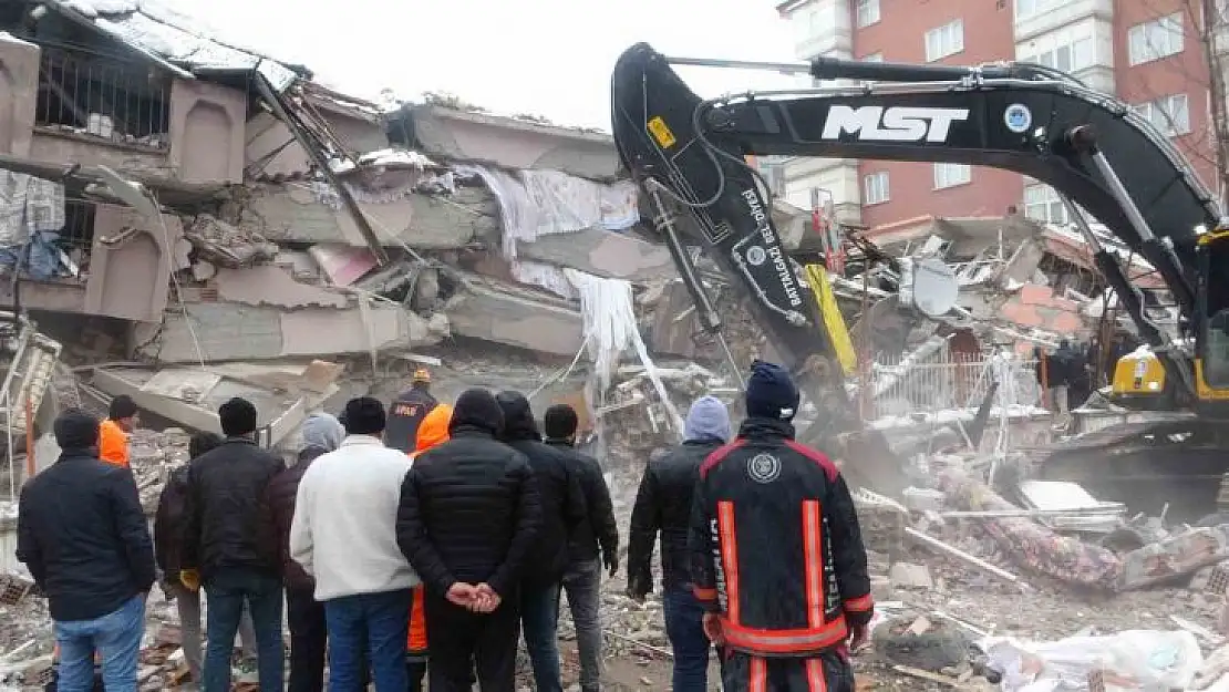 Malatya'da onlarca kişiye mezar olan iki binanın enkazı kaldırıldı