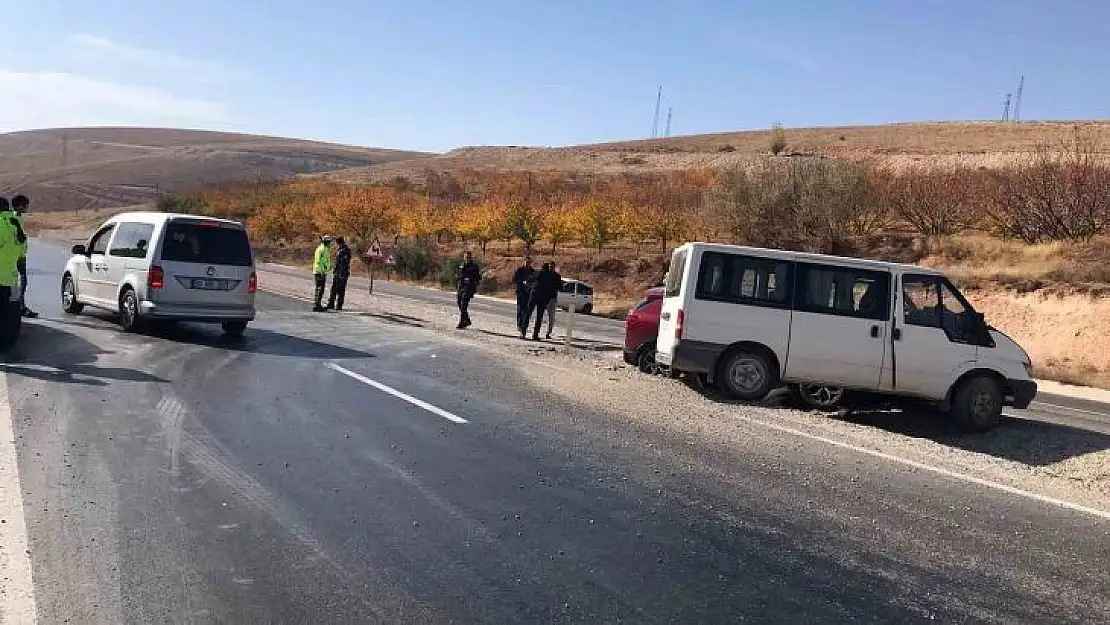 Malatya'da otomobil ile minibüs çarpıştı: 5 yaralı