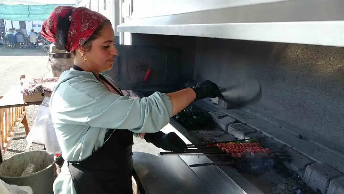 Malatya'nın tek kadın kebap ustası konteynerde ekmek mücadelesini sürdürüyor