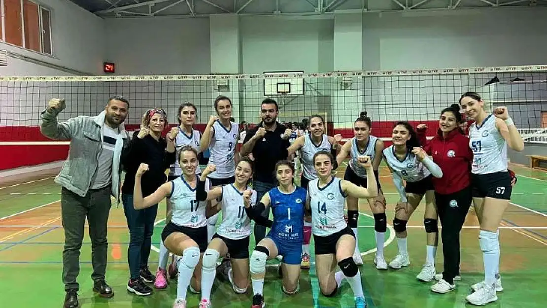 Malatya temsilcisi voleybolcular zirveyi bırakmıyor