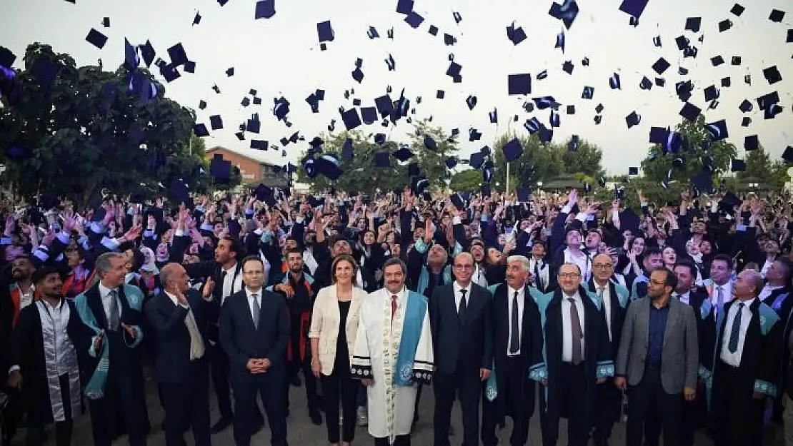 Malatya Turgut Özal Üniversitesi'nde mezuniyet heyecanı