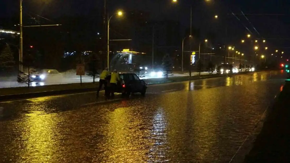 Malatya'yı sağanak vurdu, araçlar yolda kaldı