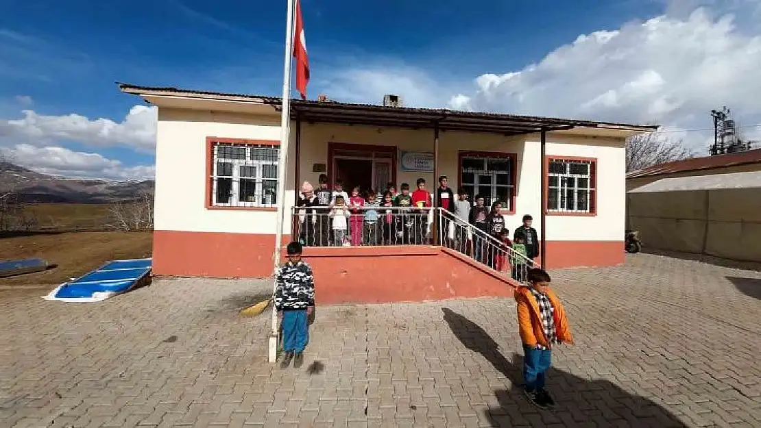 Malatyalı depremzedeler İstiklal Marşı'yla birlik mesajı verdi