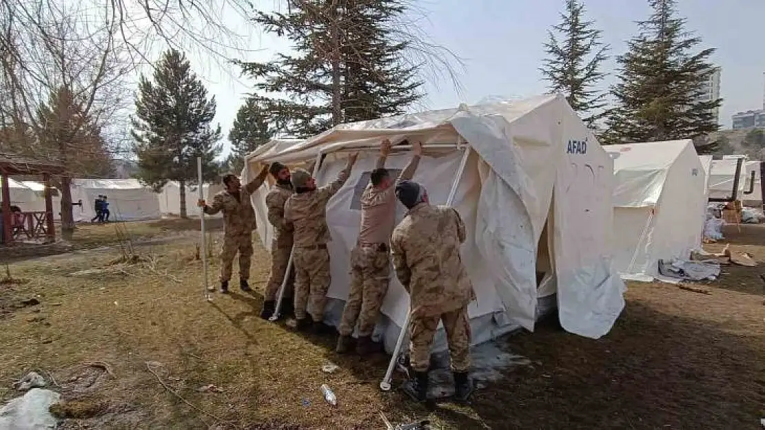 Mehmetçik deprem bölgesinde yaraları sarmaya devam ediyor