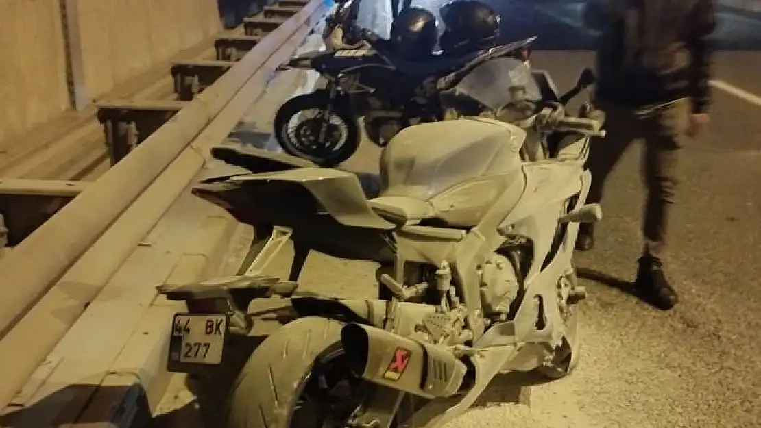 Önünde seyreden araca çarpan motosikletli ağır yaralandı