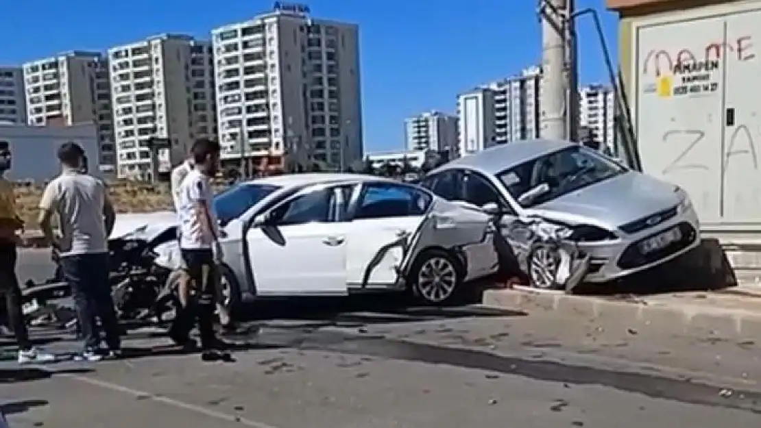 Otomobiller kavşakta kafa kafaya çarpıştı: 2 yaralı