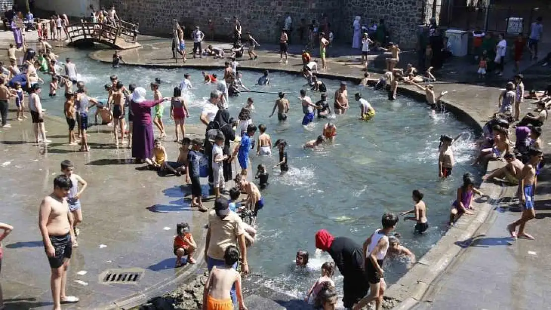 Plajı andıran görüntülerde çocuklar bazal taşlarında güneşlendi