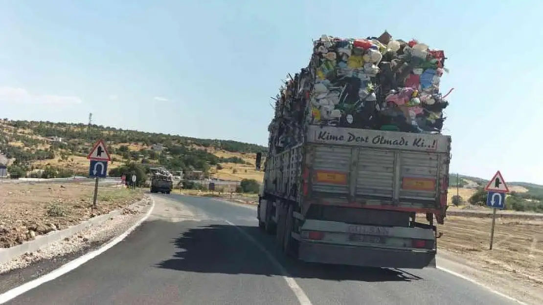 Plastik hurda taşıyan kamyon trafiği tehlikeye soktu