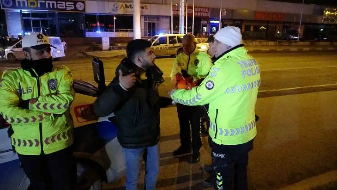 Polisin 'dur' ihtarına uymayarak kaçan ehliyetsiz sürücü kaza yaptı