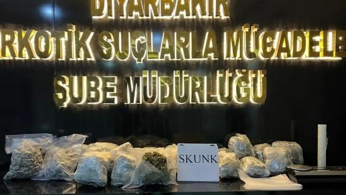 Polisleri fark etti, uyuşturucu poşetini çöpe attı