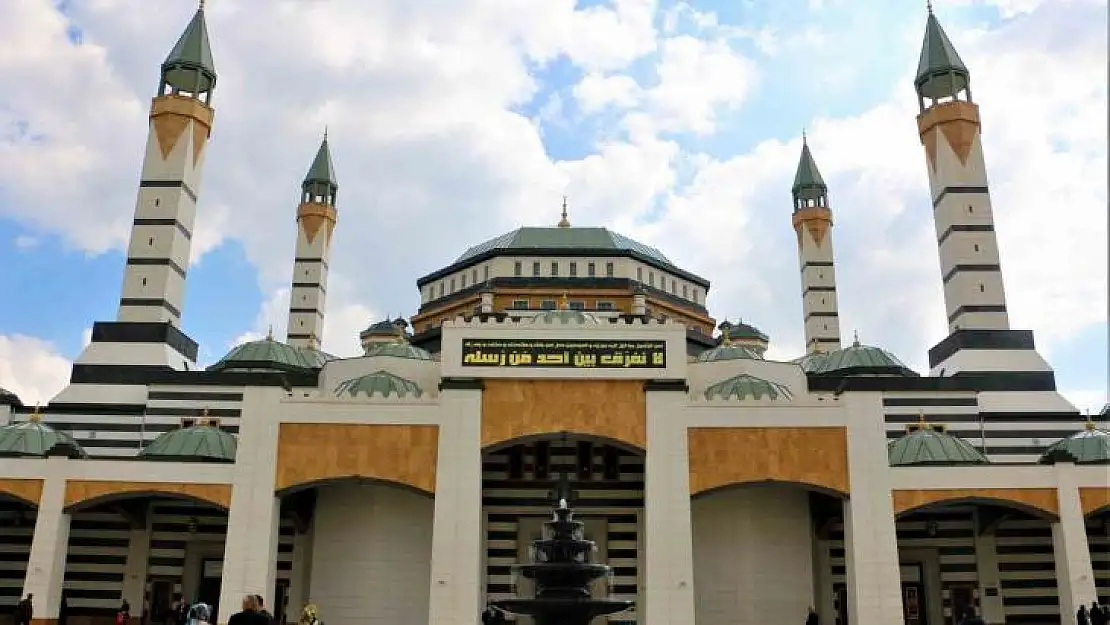 Selahaddin Eyyubi Camii'ne akın ettiler