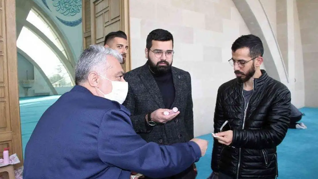 Sigarayı bıraktı, 4 yılda topladığı 38 bin lirayı öğrencilere harcadı