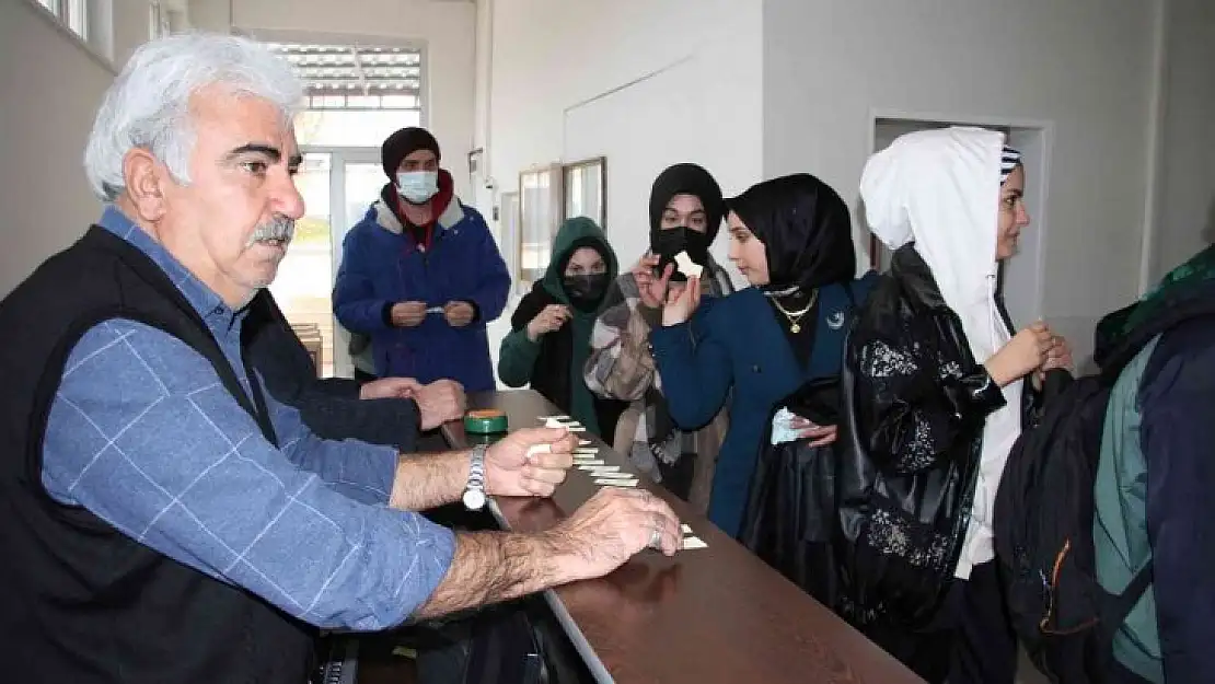Sigarayı bıraktı topladığı parayla bin öğrenciye yemek fişi dağıttı