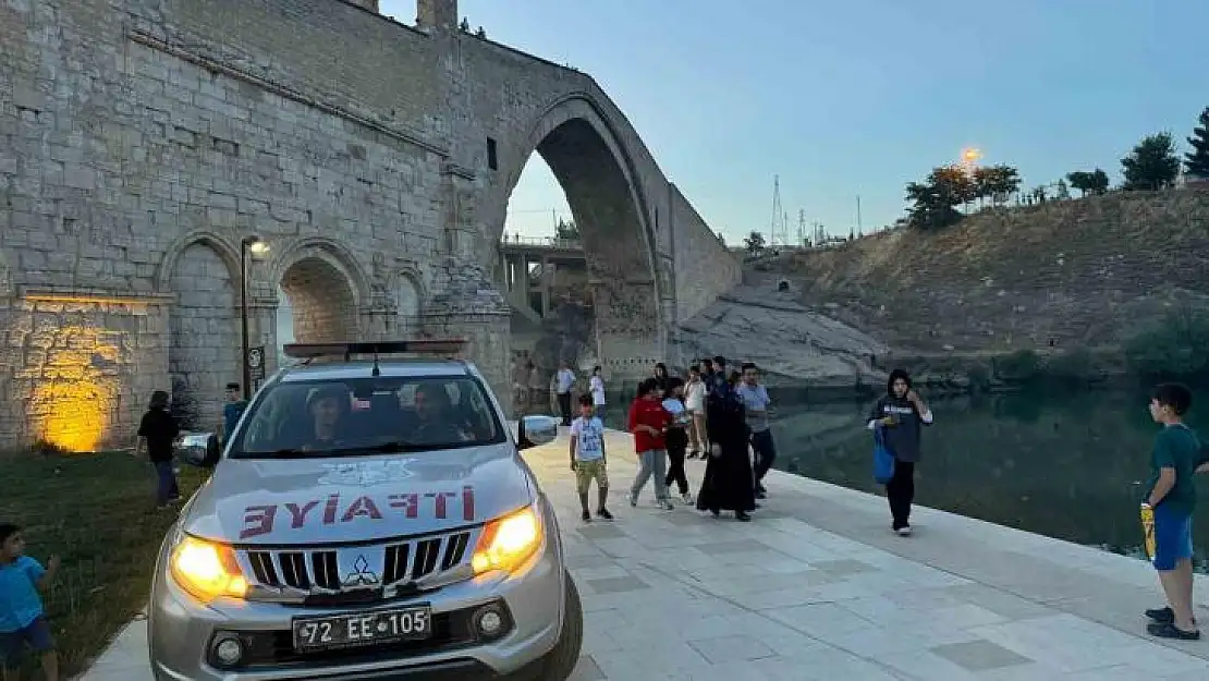 Silvan'da barajda mahsur kalan 2 vatandaş kendi imkanlarıyla çıktı