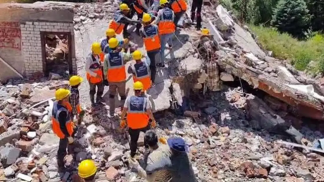 Tatbikat gerçekçi olsun diye enkaz altından çıkanların yakınları sinir krizi geçirdi