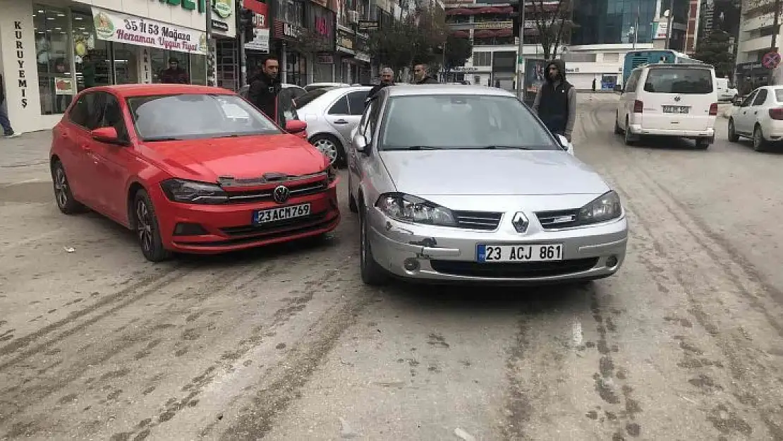 Trafik kazası başka bir aracın güvenlik kamerasına yansıdı