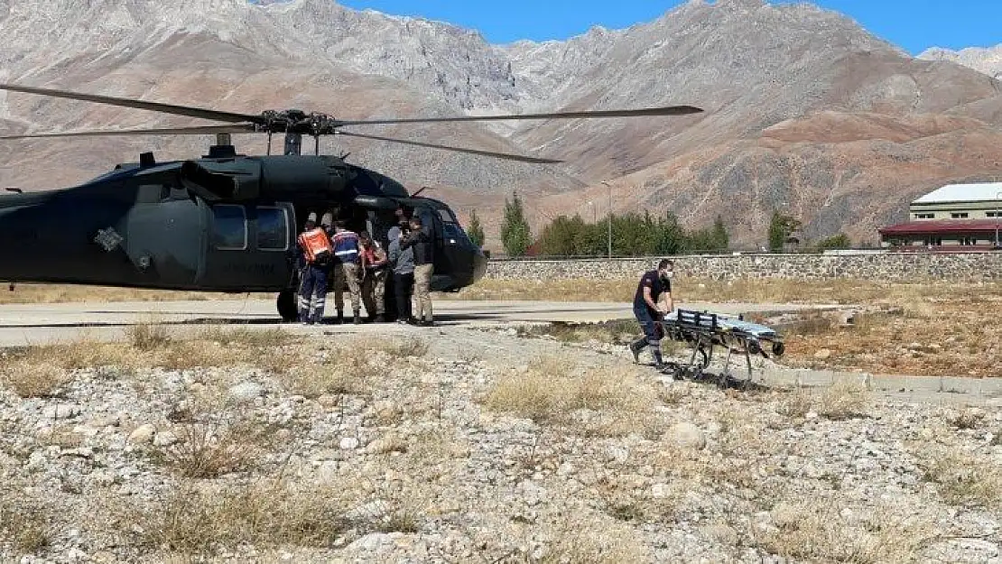 Tunceli'de askeri helikopterler, kurtarma operasyonları ile yemleme çalışmalarında da kullanılıyor