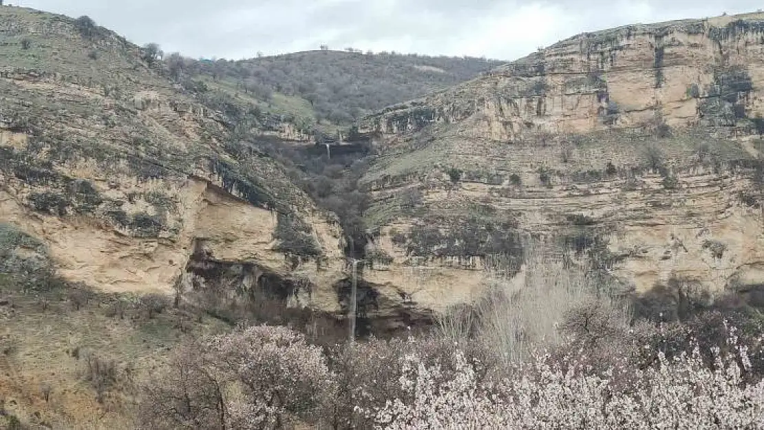 Tunceli'de bereketi simgeleyen Kişnikar şelalesi akmaya başladı