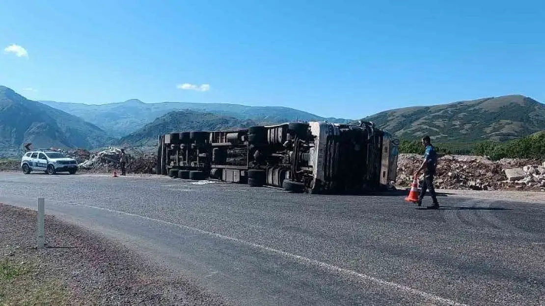 Tunceli'de, hayvan yüklü tır devrildi: 3 yaralı