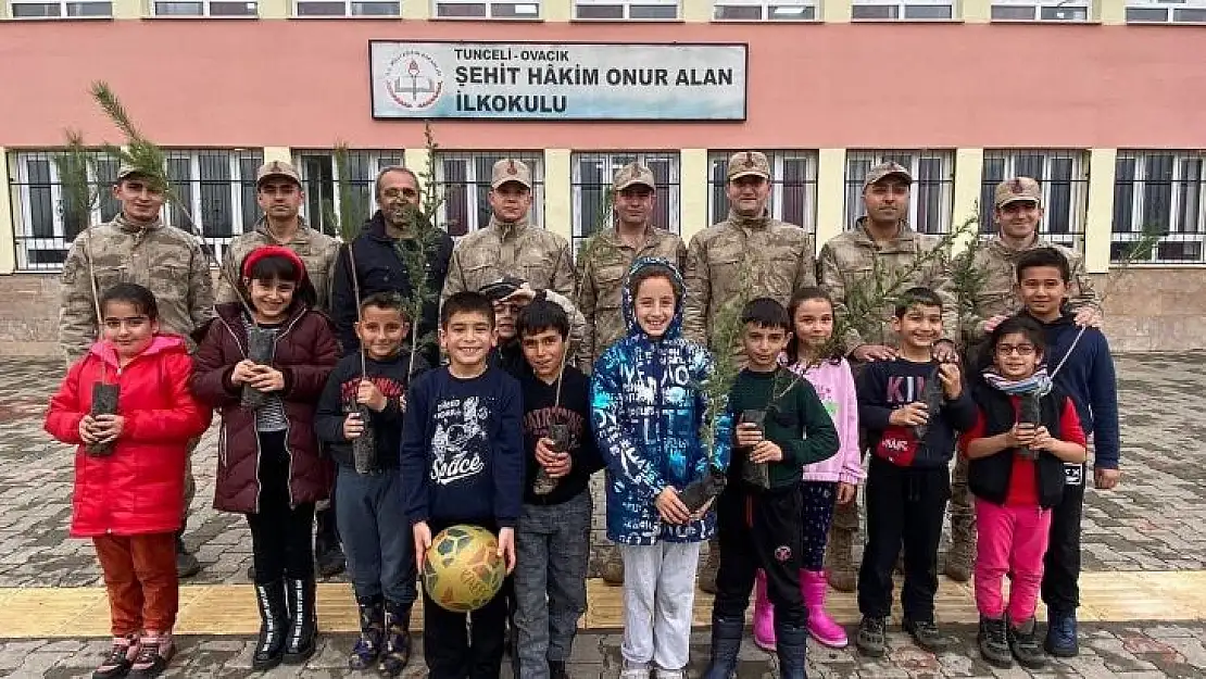 Tunceli'de jandarma, öğrencilerle birlikte fidan dikti