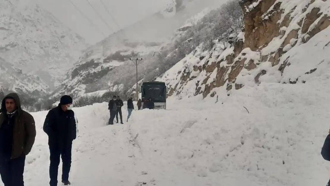 Tunceli'de kapalı bulunan 123 köy yolunda karla mücadele sürüyor